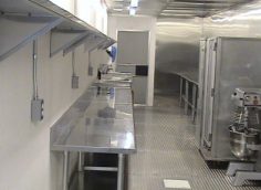 single-freezer-preparation-kitchen-trailer_03