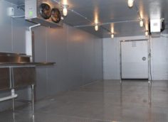 single-freezer-preparation-kitchen-trailer_15